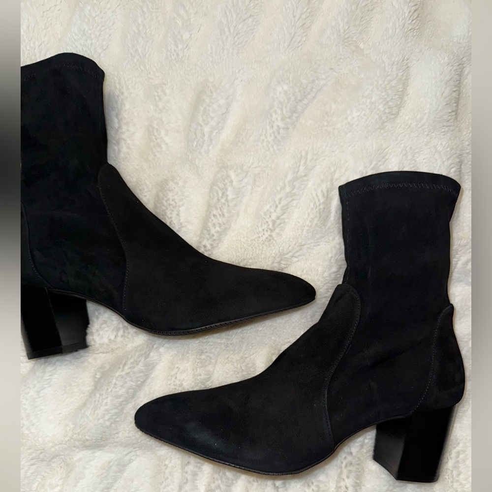 Stuart Weitzman Charcoal Suede Ankle Boots. 8B. NWT EXCELLENT NEW. Stretch upper